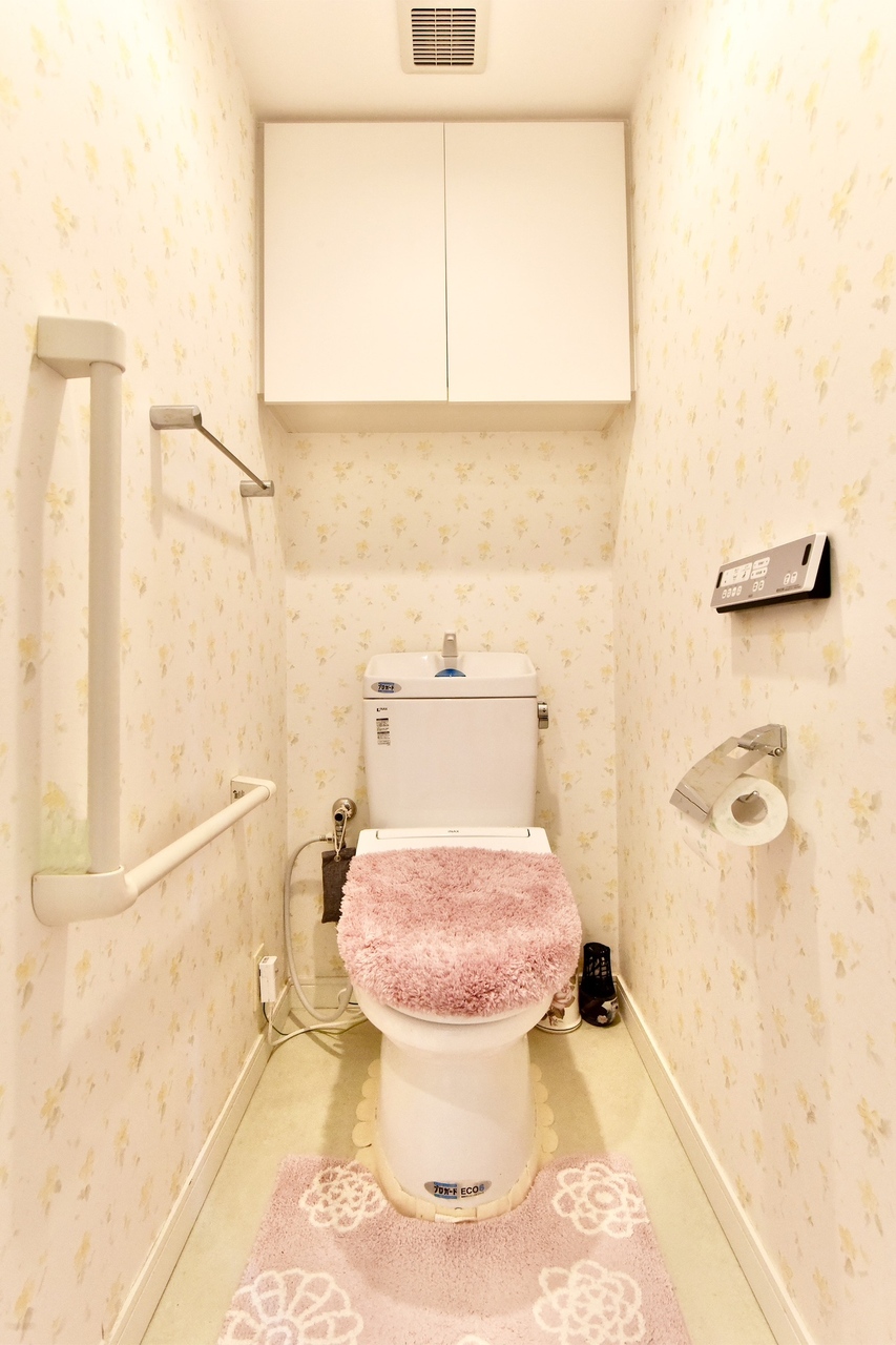 【トイレ】温水洗浄便座付で、毎日快適にお使いいただけるトイレです。掃除用品やトイレットペーパーの保管に役立つ収納が備わっています。