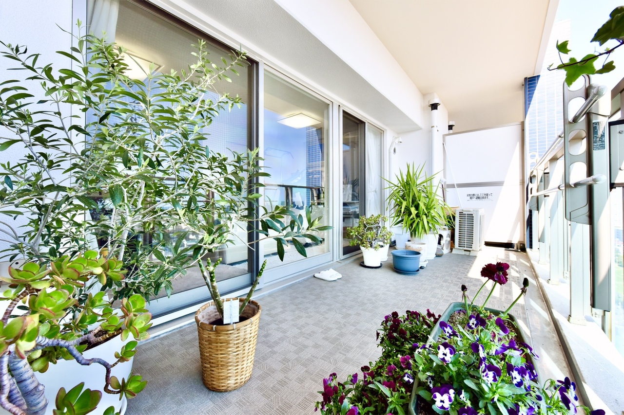 【バルコニー】バルコニーにスロップシンクが備え付けられています。水を汲む際に室内に戻る必要がなく、掃除や植物の水やりがスムーズにできます。