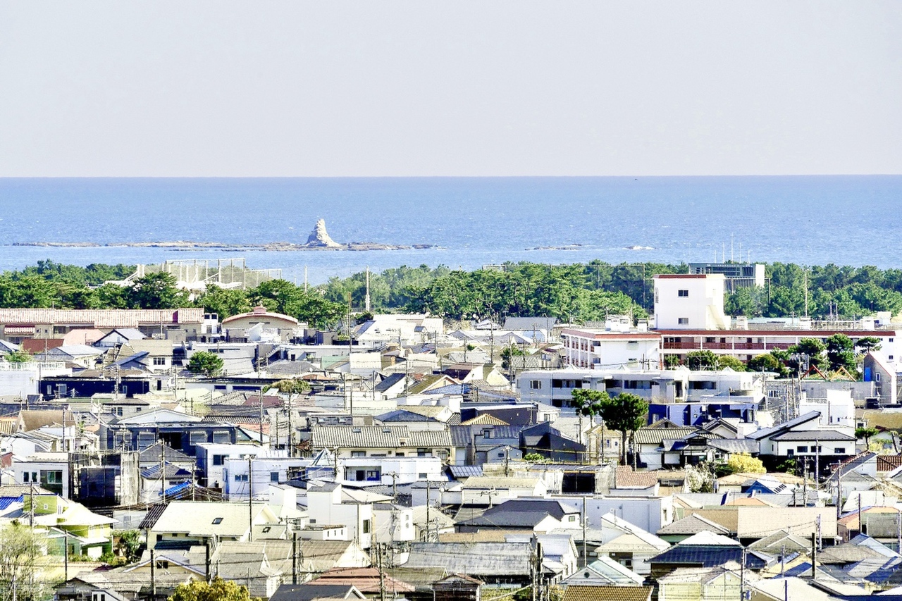 【住戸からの眺望】リビングからは海とえぼし岩を望めます（天候による）。リラックスしたひと時をお過ごしいただけます。