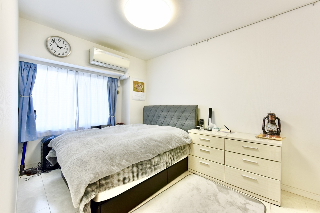 【洋室/約6.6帖】約6.6帖の洋室には、窓があり光をたっぷり取り込めるお部屋です。ウォークインクローゼットを備えています。