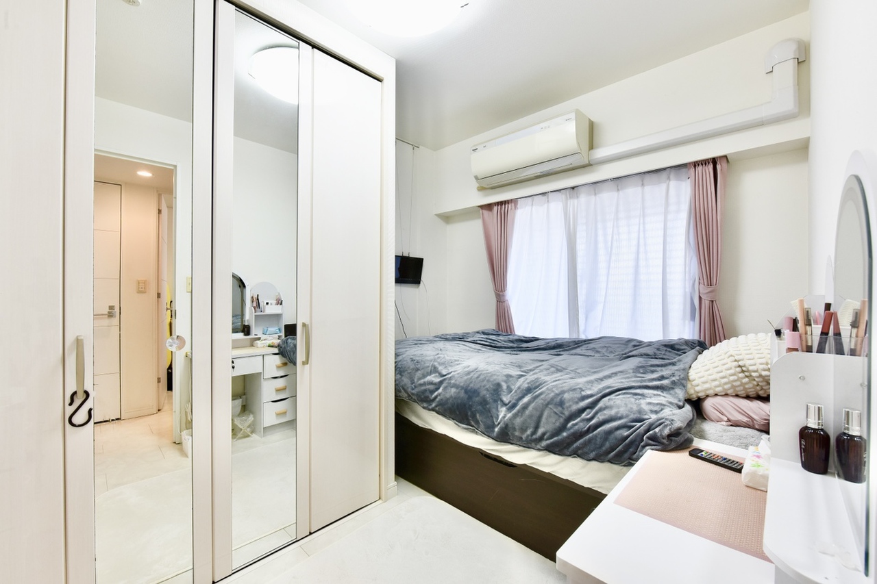 【洋室/約4帖】採光部分は腰高窓なので、家具の配置がしやすく、壁面を活かしたレイアウトが可能です。