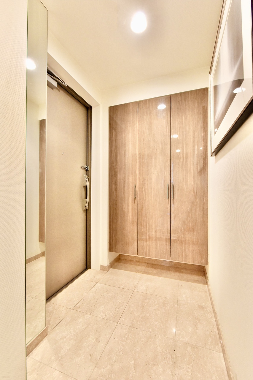 【玄関】玄関にはご家族分の靴や雨具を収納できる玄関収納が下駄箱が設置されています。すっきりとした玄関で、ご家族や来訪者を迎えられます。