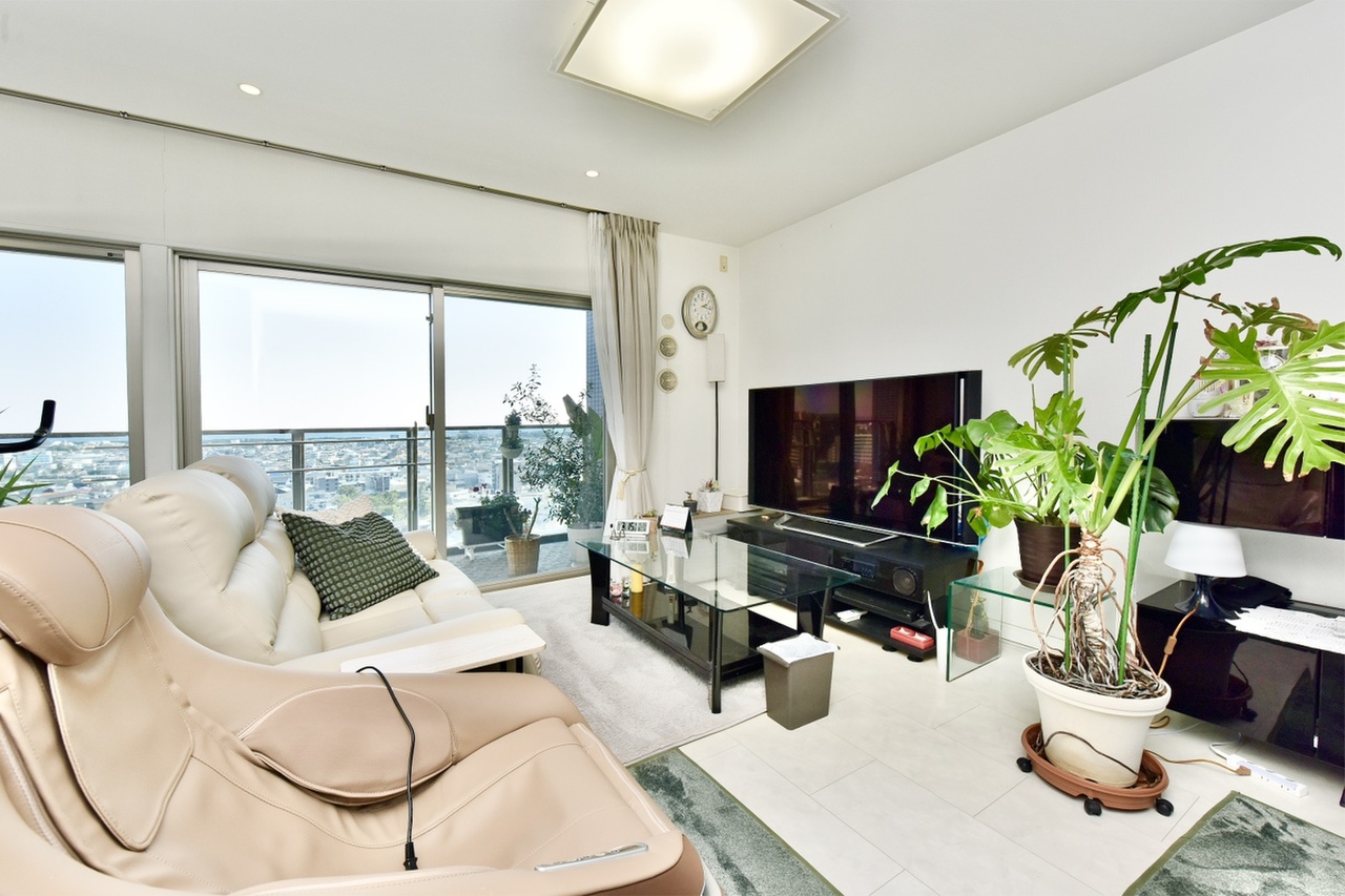 【LDK/約21.3帖】南側のバルコニーから陽光が入り込み、家族が集まる空間を明るく照らします。