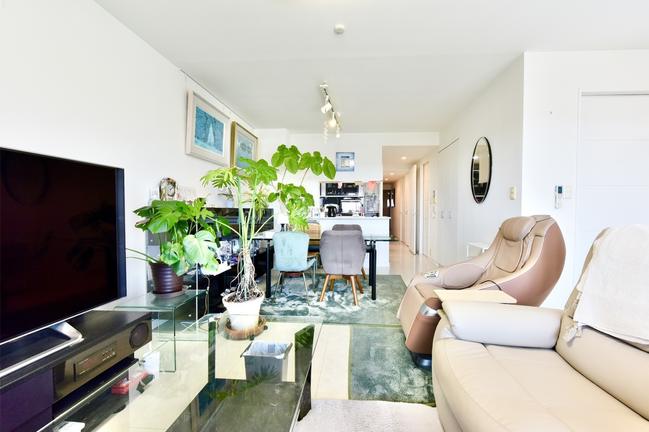 【LDK/約21.3帖】生活のメインスペースとなるLDKは約21.3帖。大きな家具も余裕を持ってレイアウトできる広さです。