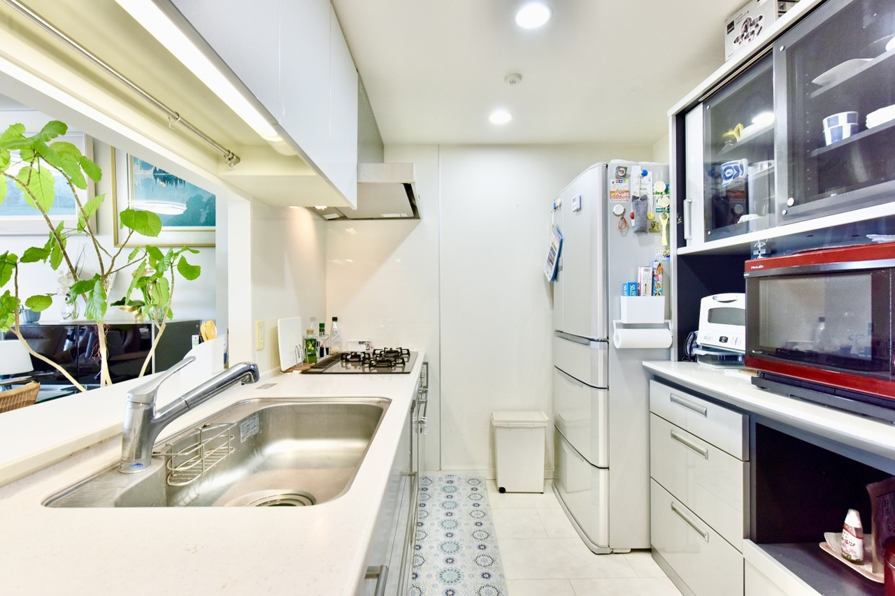 【キッチン】家事負担が軽減される、食器洗乾燥機が搭載されています。グリル付き3口コンロが備わっており、複数同時に料理が可能です。