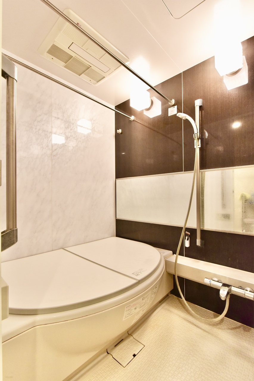 【浴室】浴室乾燥機が備えられていて、雨の日や花粉の季節でも洗濯物を快適に乾かすことができます。空間を広く演出してくれるワイドミラー付きです。