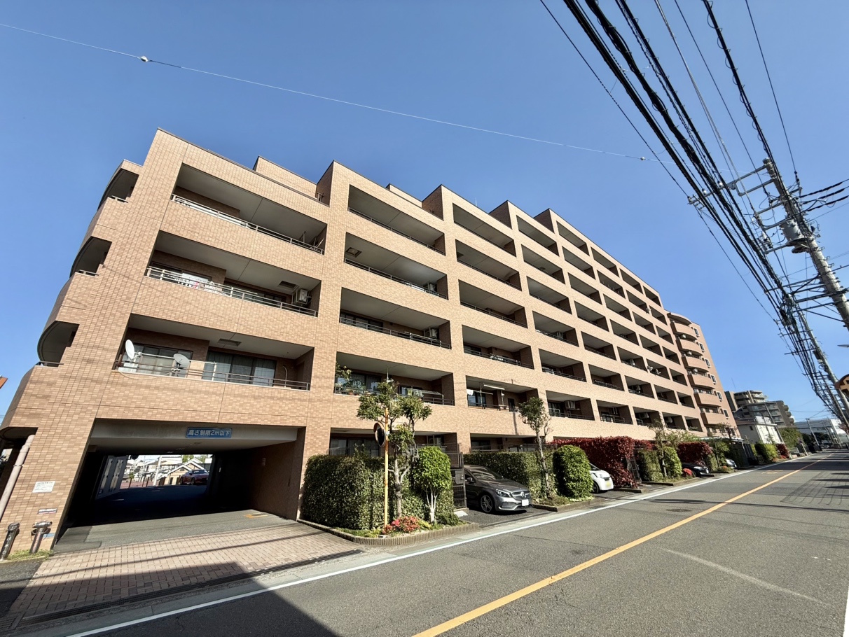 【クリオ藤沢善行八番館】小田急江ノ島線「善行」駅まで徒歩14分の立地。2面バルコニーにつき、陽当たり・通風ともに良好な住まいです。2026年2月にリフォームが完了しました。