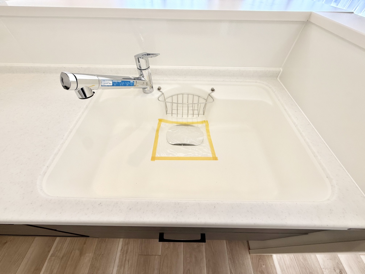 【キッチン】浄水器一体型の水栓が採用されています。ウォーターサーバーなどを設置せずに、清潔な水が利用できます。調理にも役立ちそうです。