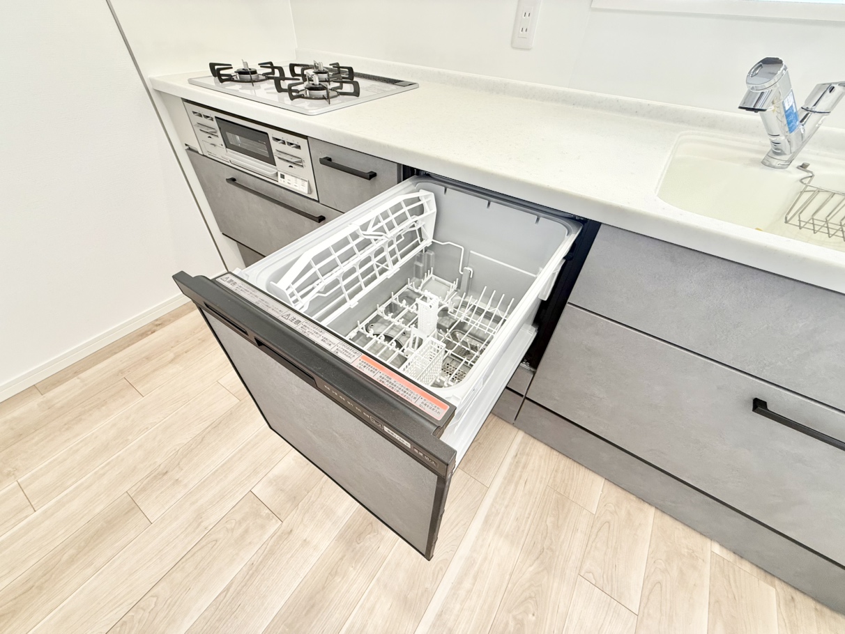 【キッチン】食器洗乾燥機が搭載されています。食事後の家事の時短が叶い、ご家族の時間をゆっくりと過ごすことができます。