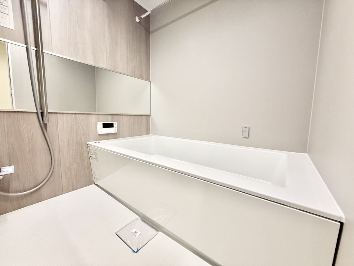 【浴室】木目調のパネルが施された1620サイズの浴室です。ハンガーパイプ・浴室換気乾燥機付きのため、天候や時間帯を気にすることなく、洗濯物が乾かせます。