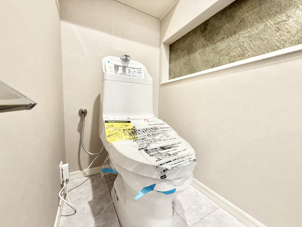 【トイレ】温水洗浄便座付きのトイレです。寒い時期でも温かな便座で快適に使うことができます。ニッチには小物やグリーンを飾ることができ、空間にさりげない彩りを添えられます。