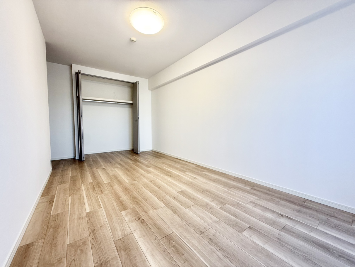 【洋室/約9.6帖】クローゼット付きのため、収納家具の設置を最低限に抑えられます。洋室の中で最も広く、主寝室としておすすめです。