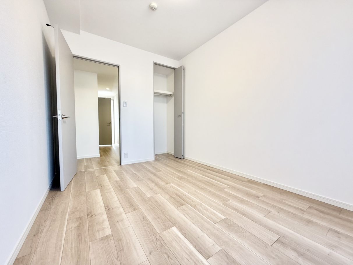 【洋室/約6.0帖】東側に窓が設けられ、自然な明るさが広がる洋室。木目の温もりを感じられます。