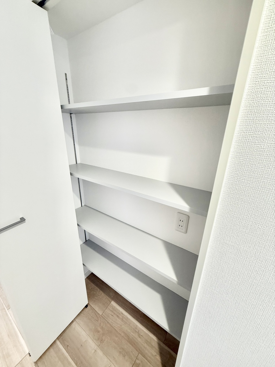 【廊下収納】廊下には棚付きの収納スペースがあります。リビングで散らかりがちな書類や小物の整理に便利です。