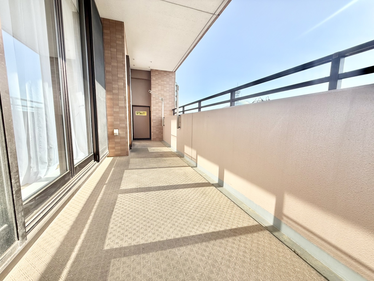 【バルコニー】西向きであたたかな陽光が差し込むバルコニー。4階部分のため通行人の視線が気になりにくいです。