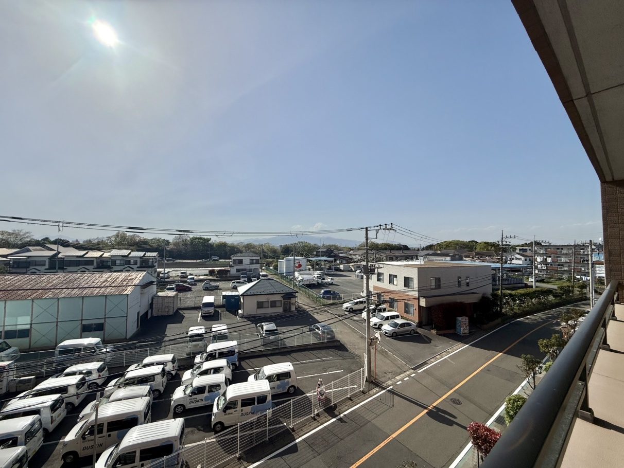 【住戸からの眺望】前面を遮るような高い建物がなく、開放的な景色が広がります。晴天時には気持ちのよい青空を楽しめそうです。※眺望は将来に渡って保証するものではありません。