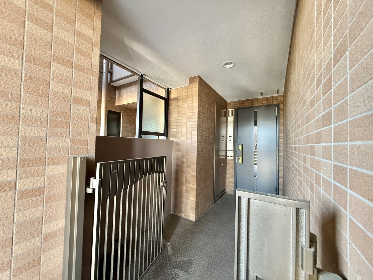 【玄関】専用ポーチが設けられています。共用廊下から室内が見えにくく、プライバシーが守られる設計です。