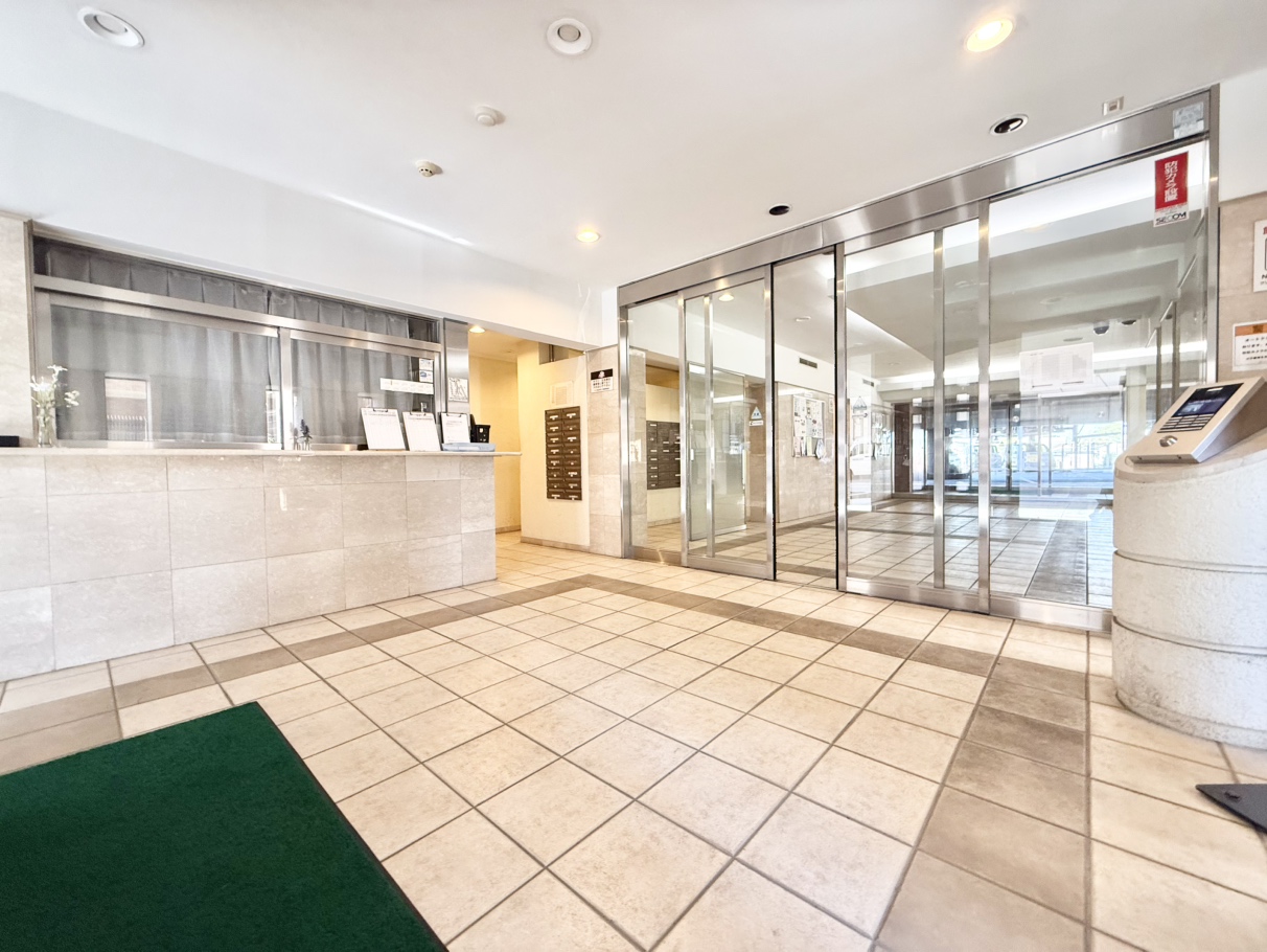 【エントランス】オートロックシステムや防犯カメラが採用されています。日々の暮らしを安心して過ごせるよう配慮された設計です。