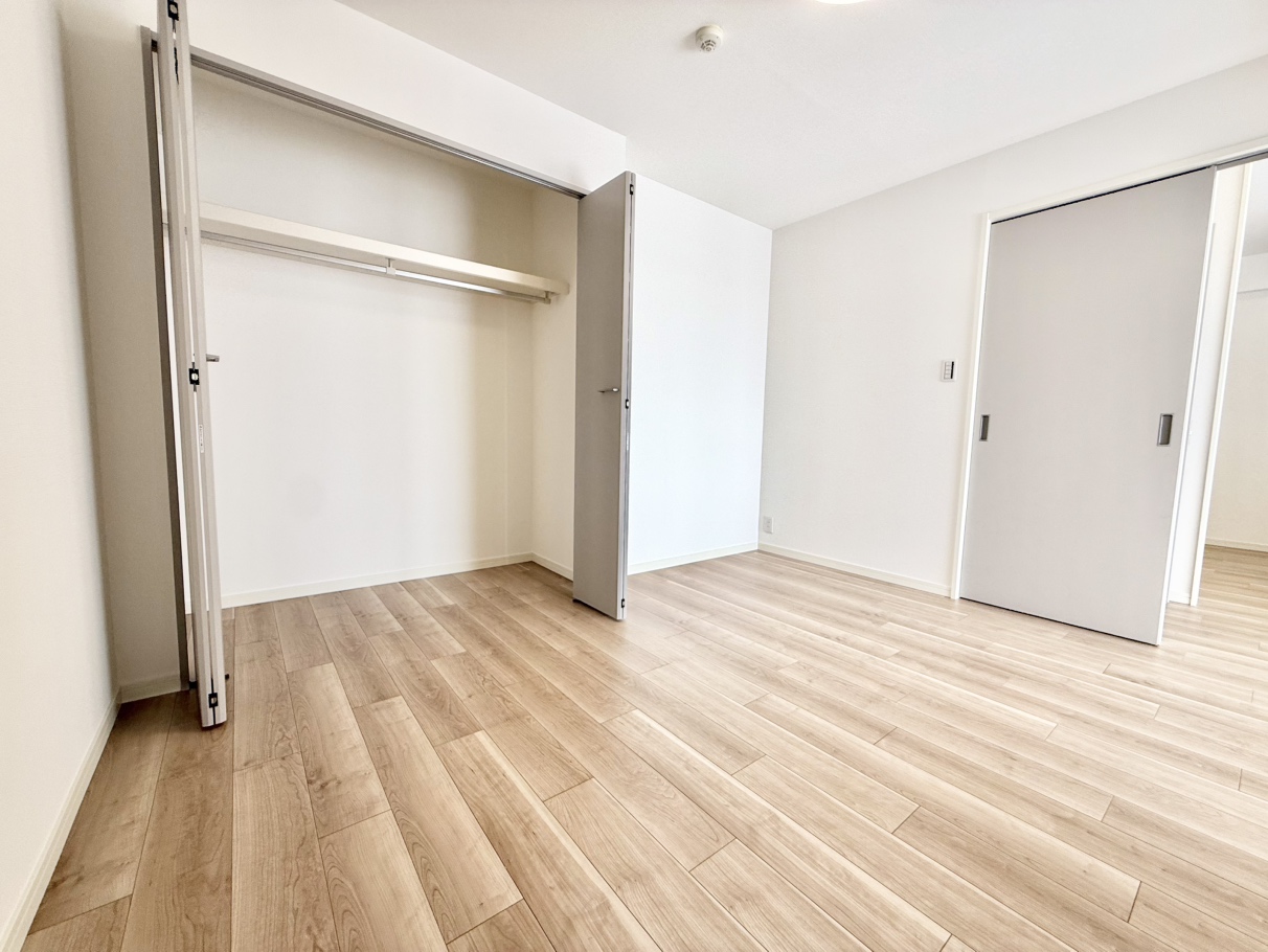 【洋室/約6.0帖】LDKに隣接した、クローゼット付きの洋室。LDKの続き間としたり個室としたりなど、シーンに合わせて使い分けがしやすい設計です。