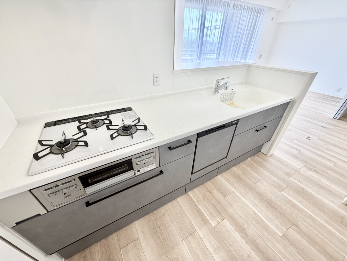 【キッチン】LDにいるご家族の様子を感じながら調理ができる対面式のキッチン。コンロ側は壁があるため、揚げ物や炒め物の際に油ハネをしてもサッと拭き取れます。