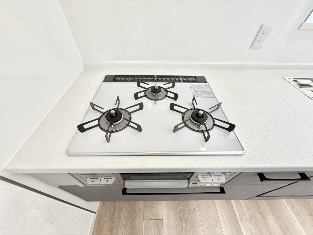 【キッチン】グリル付き3口コンロが備わり、同時調理もスムーズに行えます。焼き物から煮込み料理まで幅広く対応できるため、お料理のレパートリーが増えそうです。