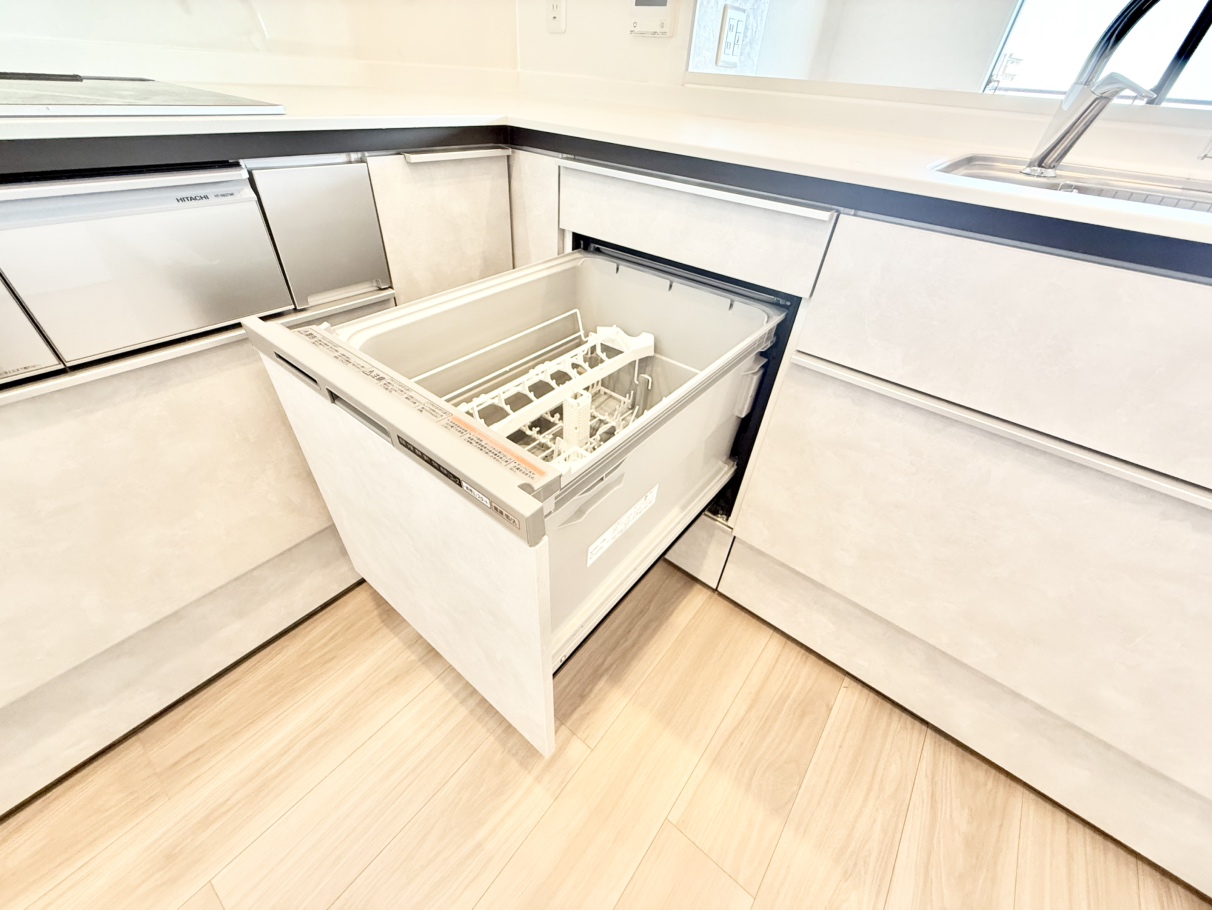 【キッチン】家事の時短が叶う、食洗機が設置されています。ご家族との時間を増やすことができます。ビルトインタイプにつき、すっきりとキッチン周りを保てます。