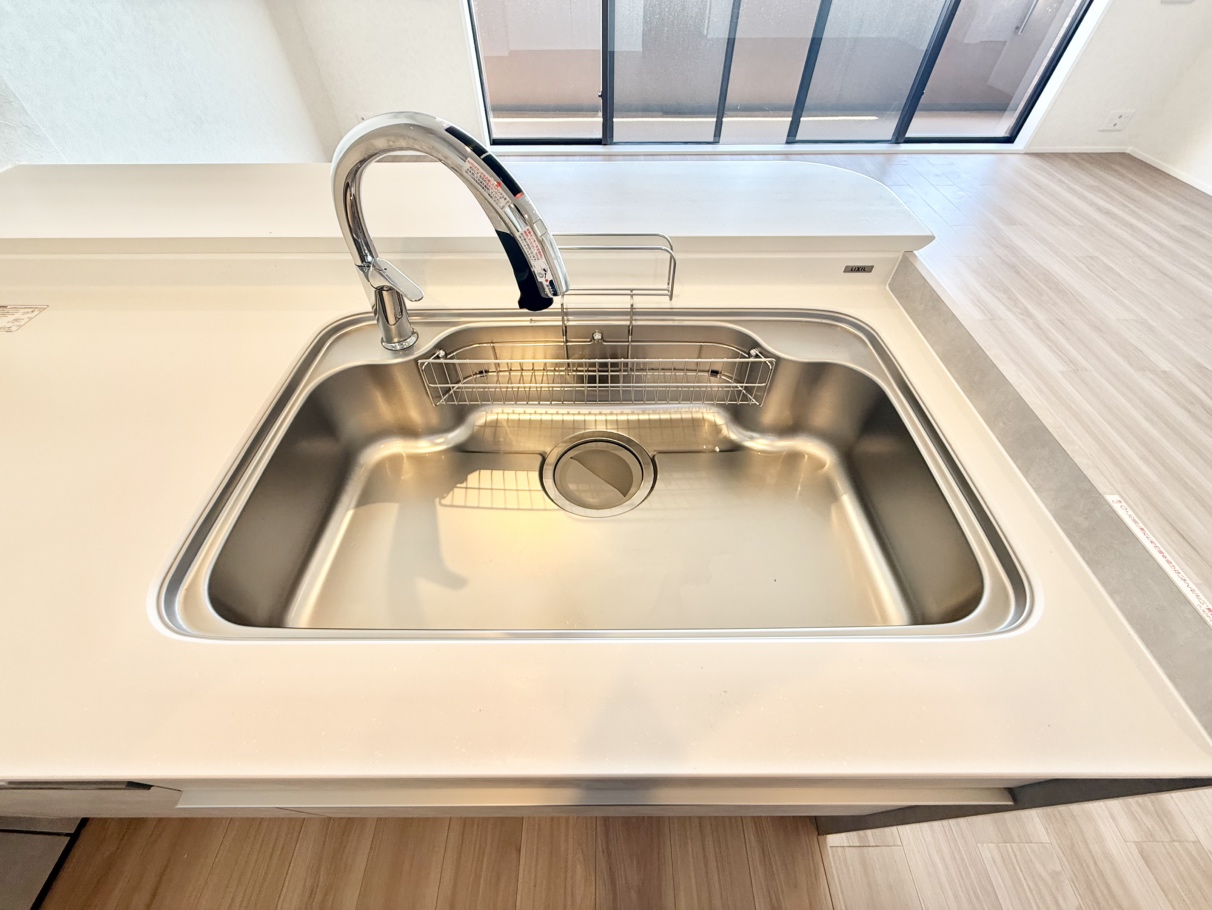 【キッチン】タッチレス水栓が搭載されています。手をかざすだけで吐水・止水が可能で衛生的です。センターポケット付きシンクのため、スポンジなどがすっきり片付きます。