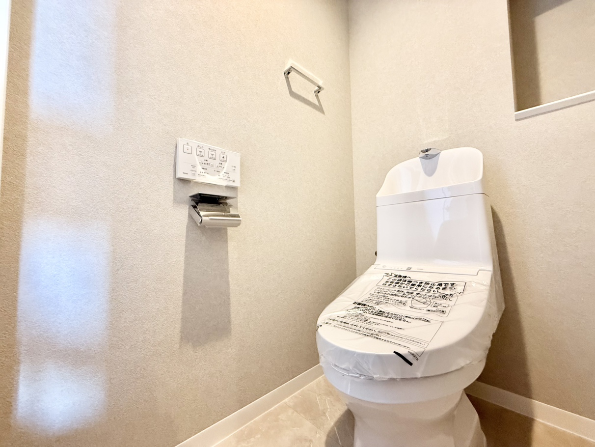 【トイレ】温水洗浄便座付き。壁にリモコンがあるので操作がしやすいです。便座まわりの掃除もスムーズにできます。