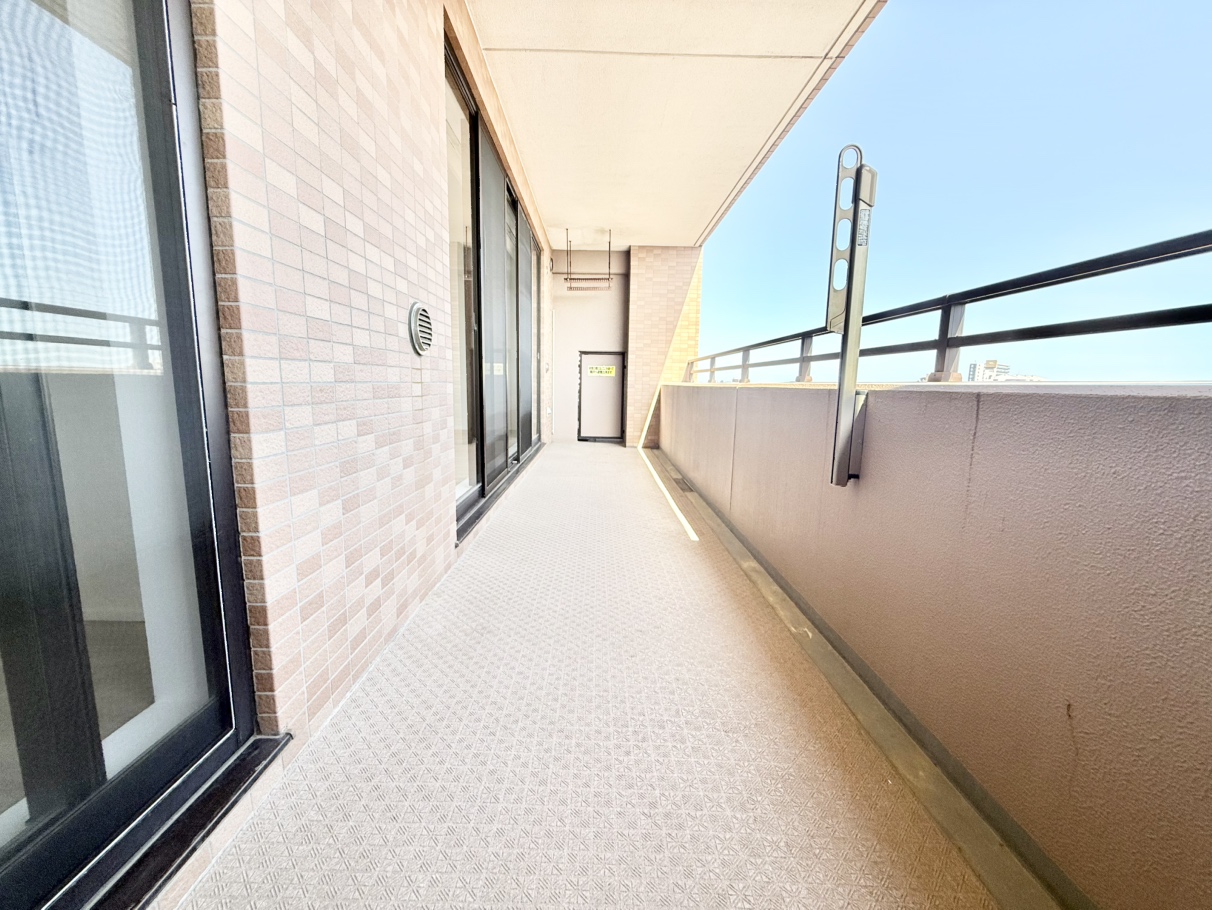 【バルコニー】南面バルコニーにつき、明るい陽光が差し込み、気持ちよく洗濯物を干すことができます。物干し金物付き。