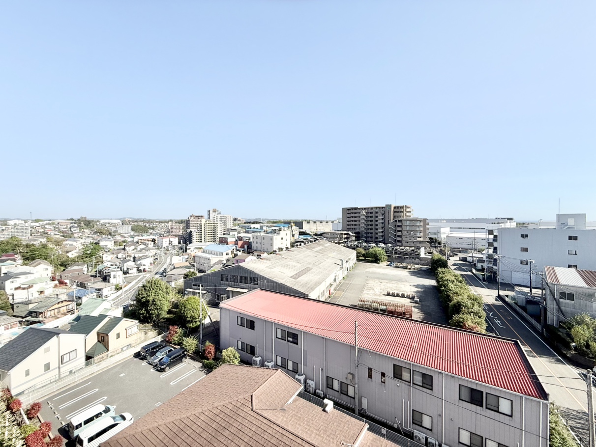 【住戸からの眺望写真】地上8階地下1階建の最上階8階部分。晴れた日は青空を望み、開放的な眺めが楽しめます。※眺望は将来に渡って保証するものではありません。
