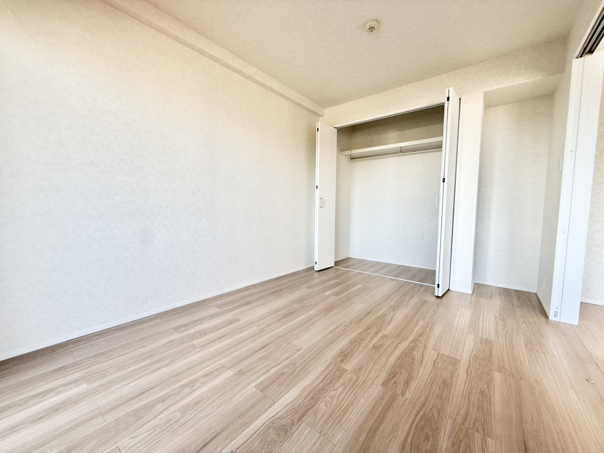 【洋室/約6.3帖】LDKに隣接しており、引き戸を開放して続き間としての利用もできます。合わせて24帖超の広々空間になります。