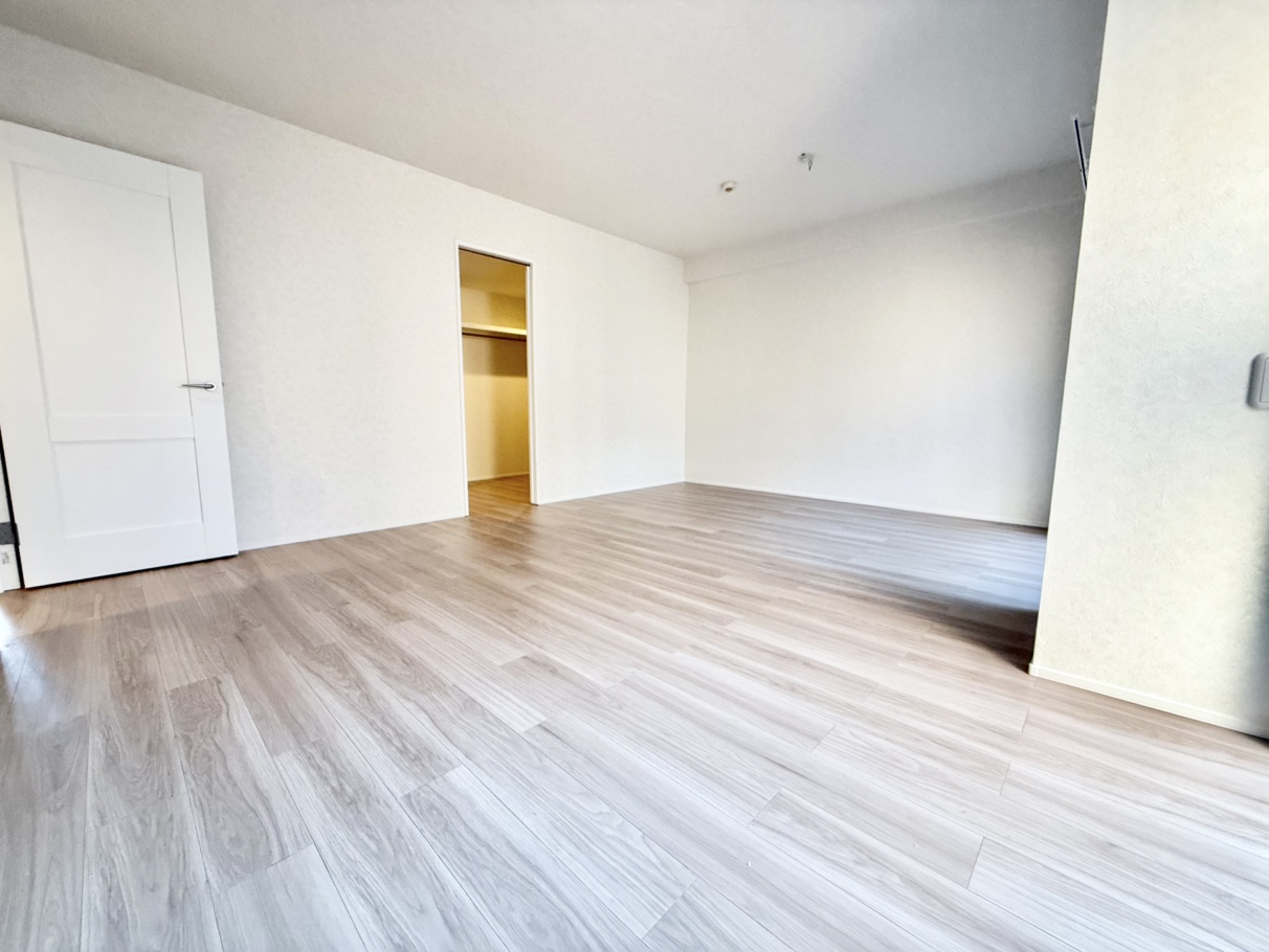 【洋室/約12.0帖】寝ているご家族を起こしにくい、帰宅動線に優れた洋室。ベッドやサイドテーブルなどを置いてもゆとりがあり、主寝室としての利用もおすすめです。