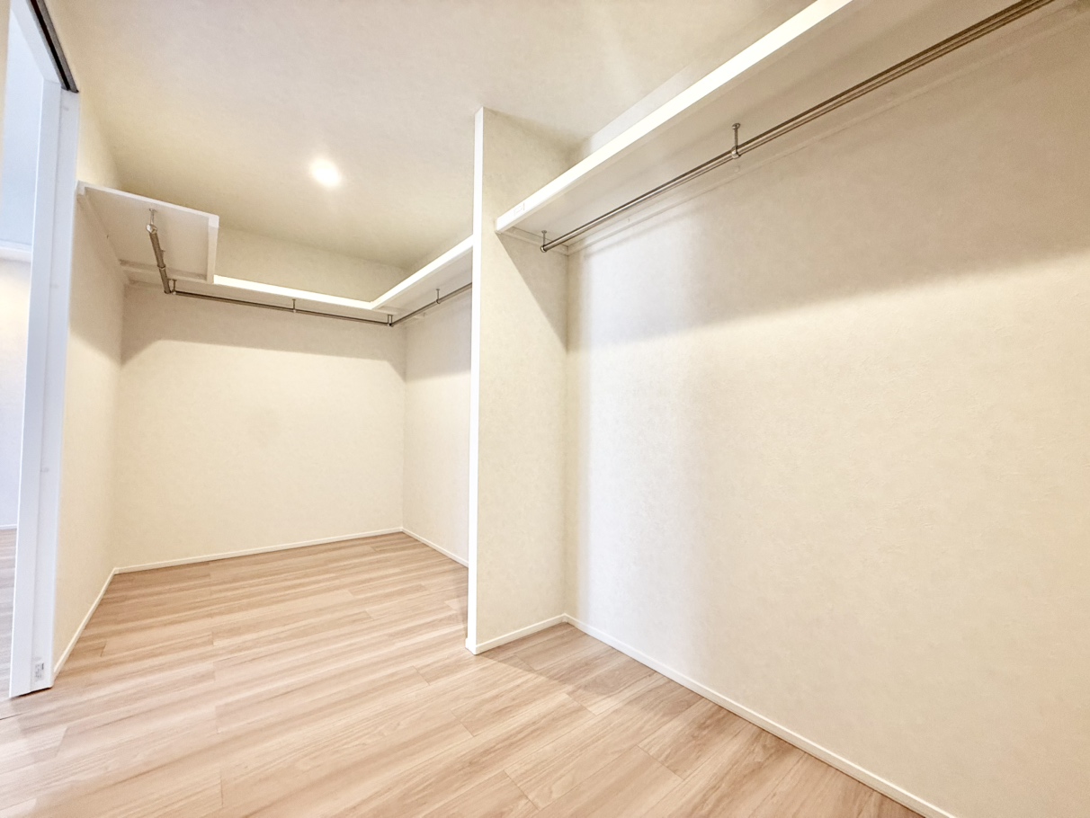 【WIC】約12.0帖の洋室にはゆとりあるWICが備わっています。ご家族分の衣類はもちろん、スーツケースや季節家電などもたっぷり収納可能。着替えスペースとしても利用できそうです。