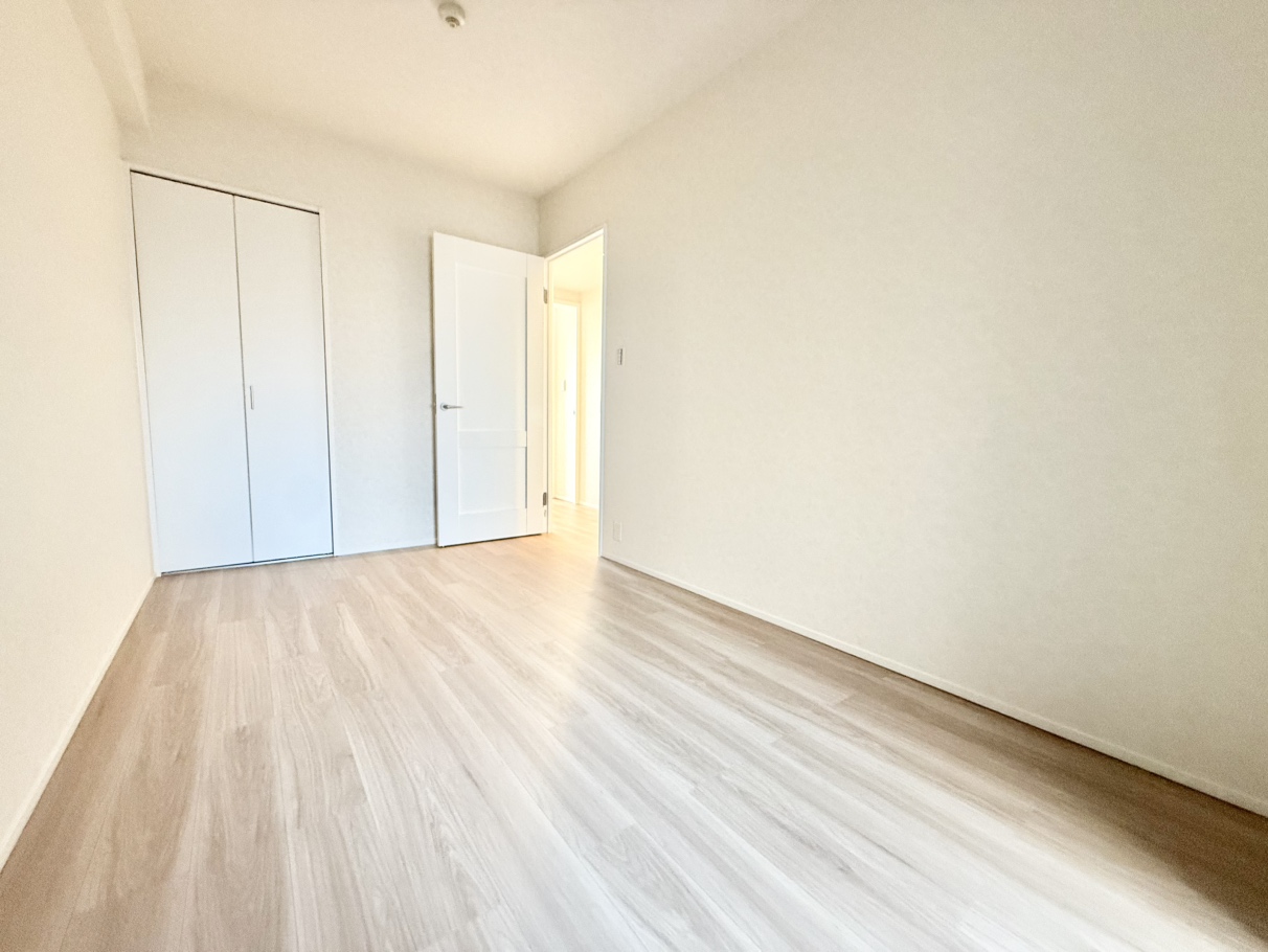 【洋室/約5.8帖】子ども部屋や書斎など、ライフスタイルに応じてマルチに利用できる洋室。フローリング仕様のため、日々のお手入れがスムーズです。