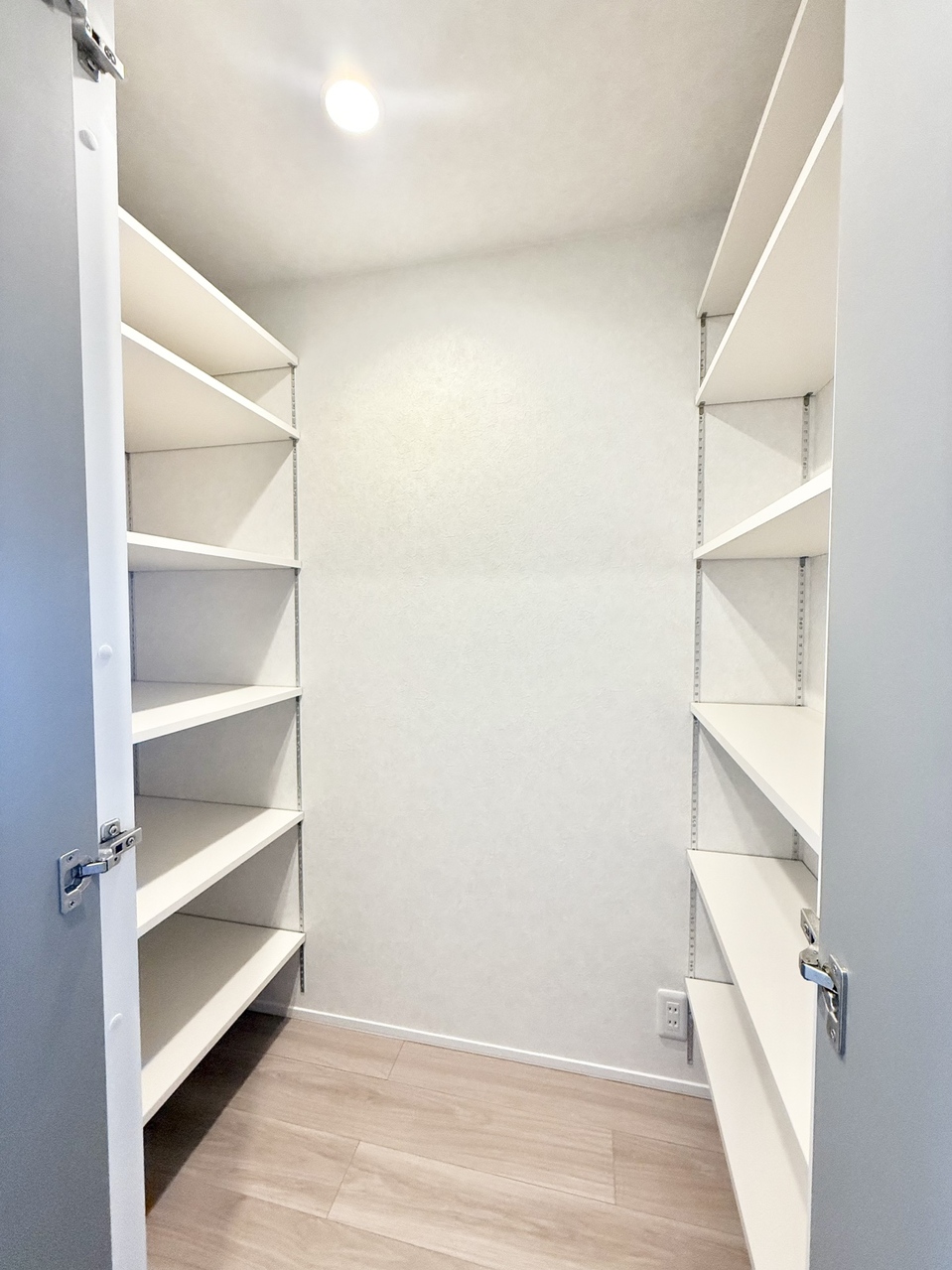 【収納】WICに加え、廊下や洗面室など随所に収納スペースが設けられています。可動棚仕様のため、お好みの高さに調節できます。