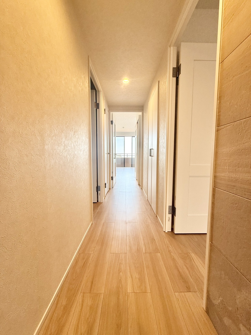 【廊下】玄関からLDKまで続く廊下の様子。シンプルな内装のため、様々なインテリアと調和し、お好みのお部屋作りが楽しめそうです。