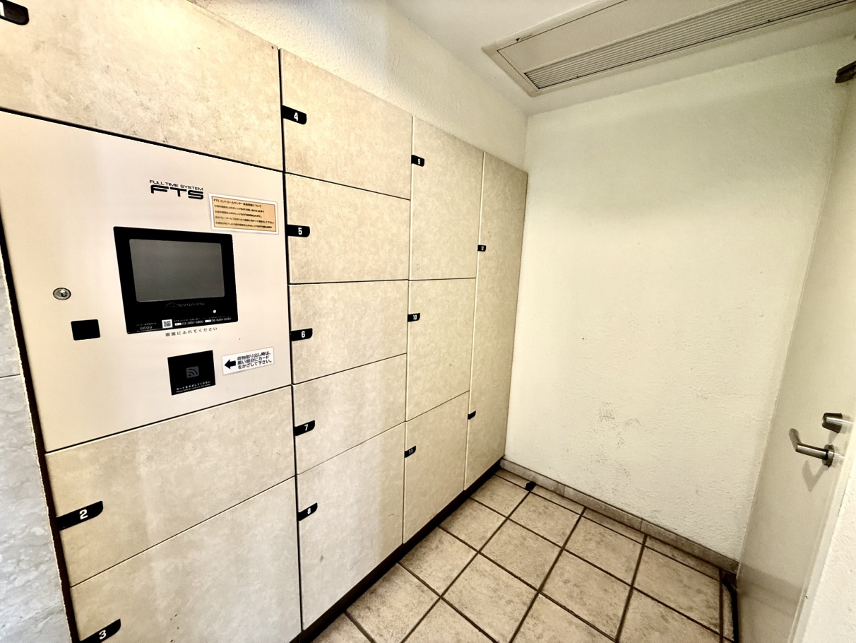 【宅配ボックス】外出時にも荷物の受け取りができ、再配達の手間が省けて便利。気軽にインターネットショッピングが楽しめます。