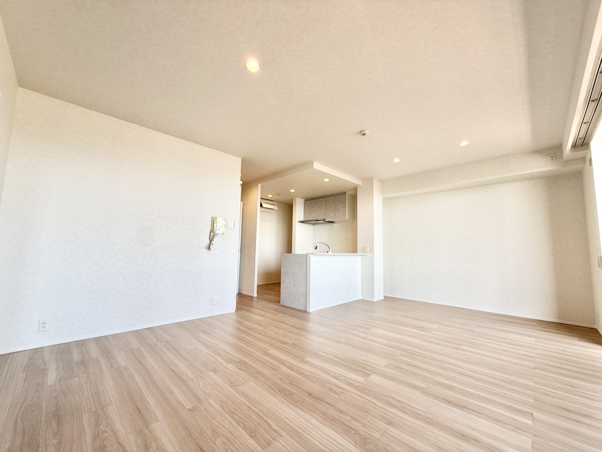 【LDK/約18.0帖】生活のメインスペースとなるLDKは南向きバルコニーに面した明るく開放的な空間。ゆったりとご家族でお寛ぎいただけます。