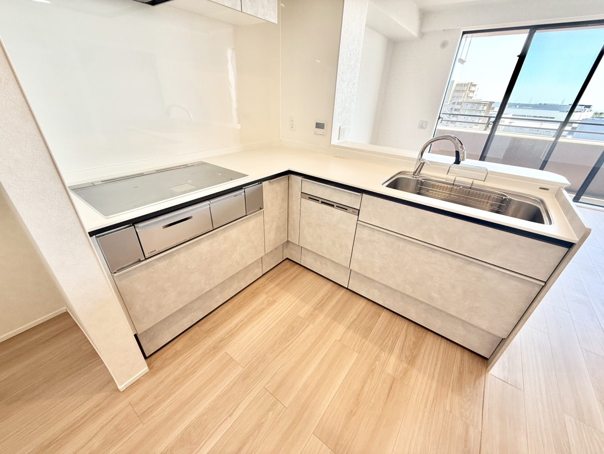 【キッチン】ホワイトを基調とした清潔感のあるキッチンは、ご家族やゲストとの会話が弾む対面式。L字型のため、作業効率がスムーズです。