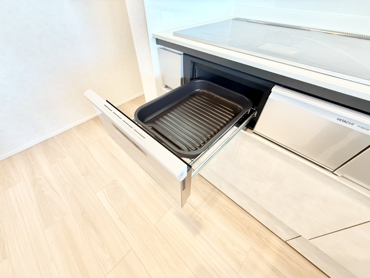 【キッチン】グリルが搭載されており、余分な脂を落としながら肉や魚を調理することができます。料理のレパートリーが広がりそうです。