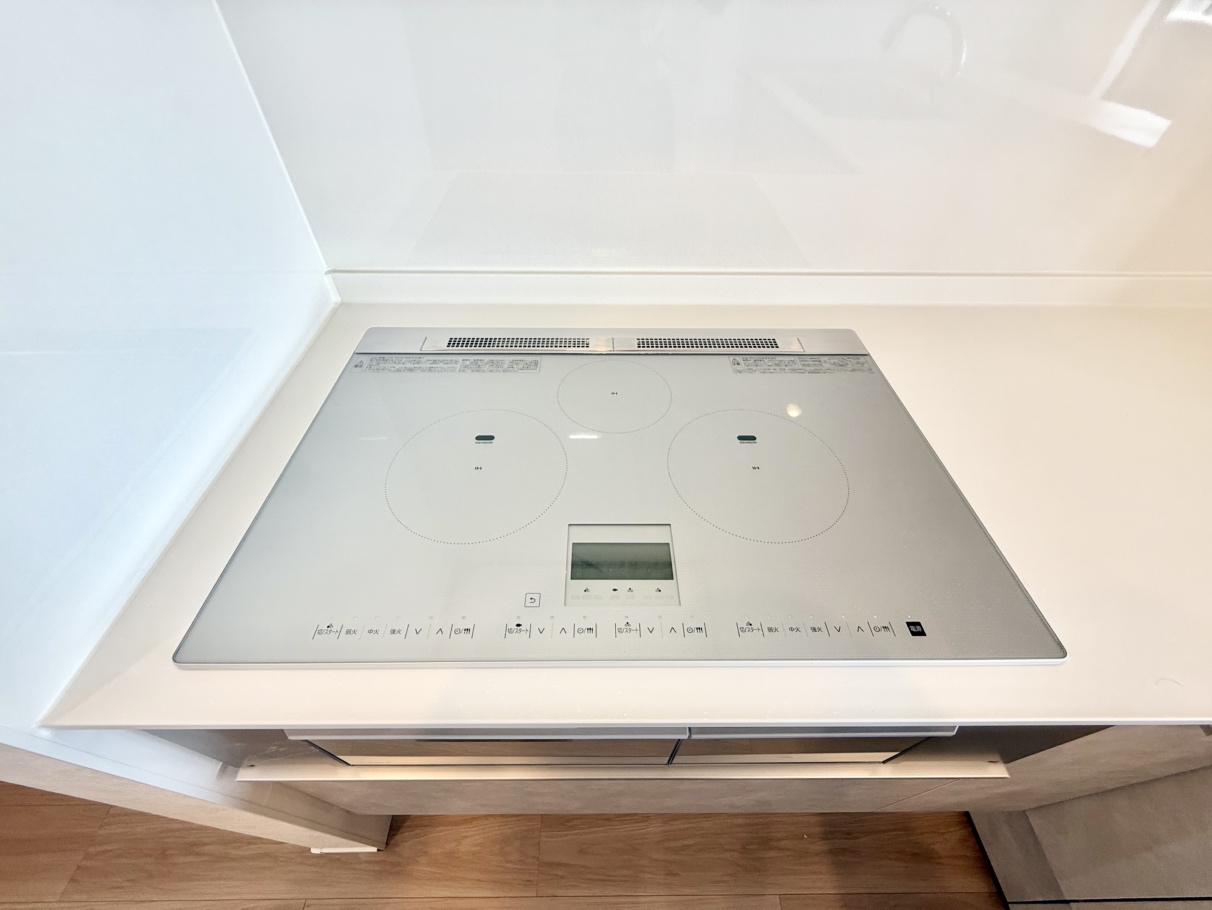 【キッチン】IHクッキングヒーターが採用されています。夏場も暑くなりにくく、快適に料理が可能。お手入れもしやすいです。同時調理ができるので、朝の忙しい時間にも重宝します。