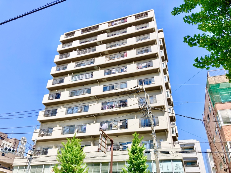 【湘南台リリエンハイム】小田急江ノ島線・相模鉄道いずみ野線・横浜市ブルーライン「湘南台」駅まで徒歩4分。うち2路線は始発駅です。新宿方面・横浜方面などへスムーズにアクセス可能です。