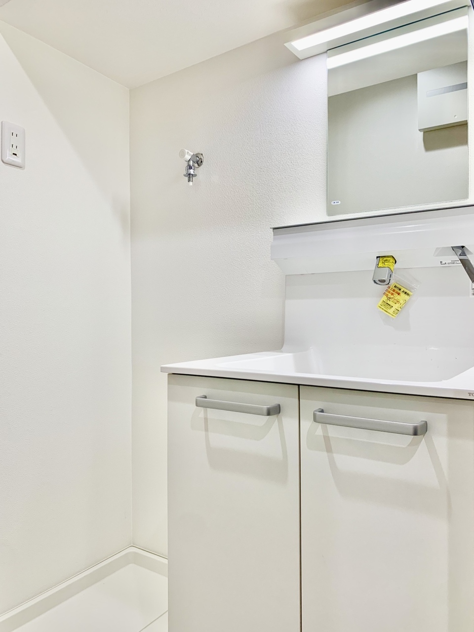 【洗面室】洗面ボウル下には収納スペースが設けられています。洗剤のストックや電気シェーバーなど、たくさんのものが収納可能です。