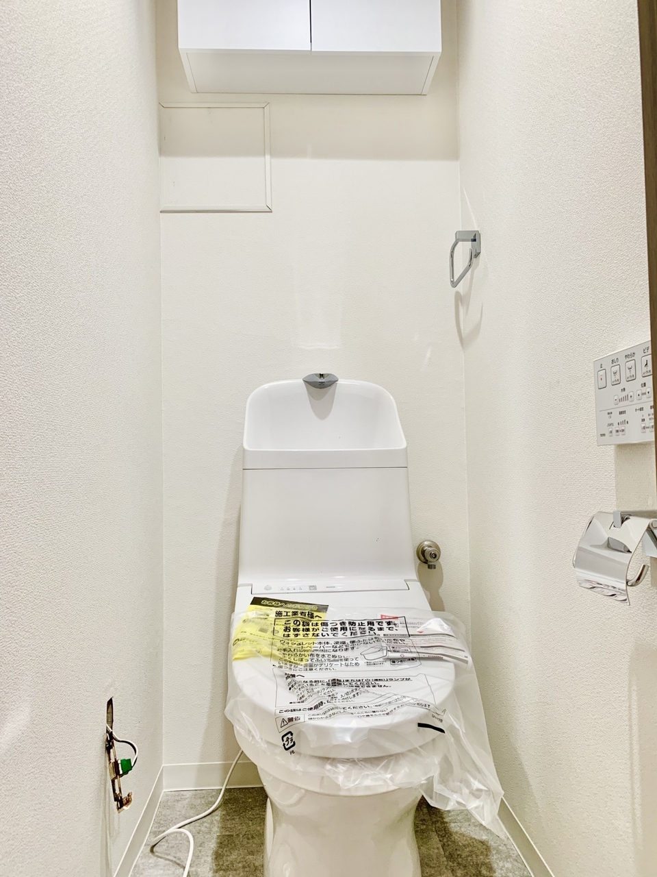 【トイレ】年中快適に利用できる、温水洗浄便座付きのトイレです。背面上部に収納が備わっています。