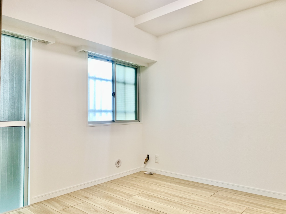 【洋室/約4.5帖】採光部分は腰高窓なので、家具の配置がしやすく、壁面を活かしたレイアウトが可能です。