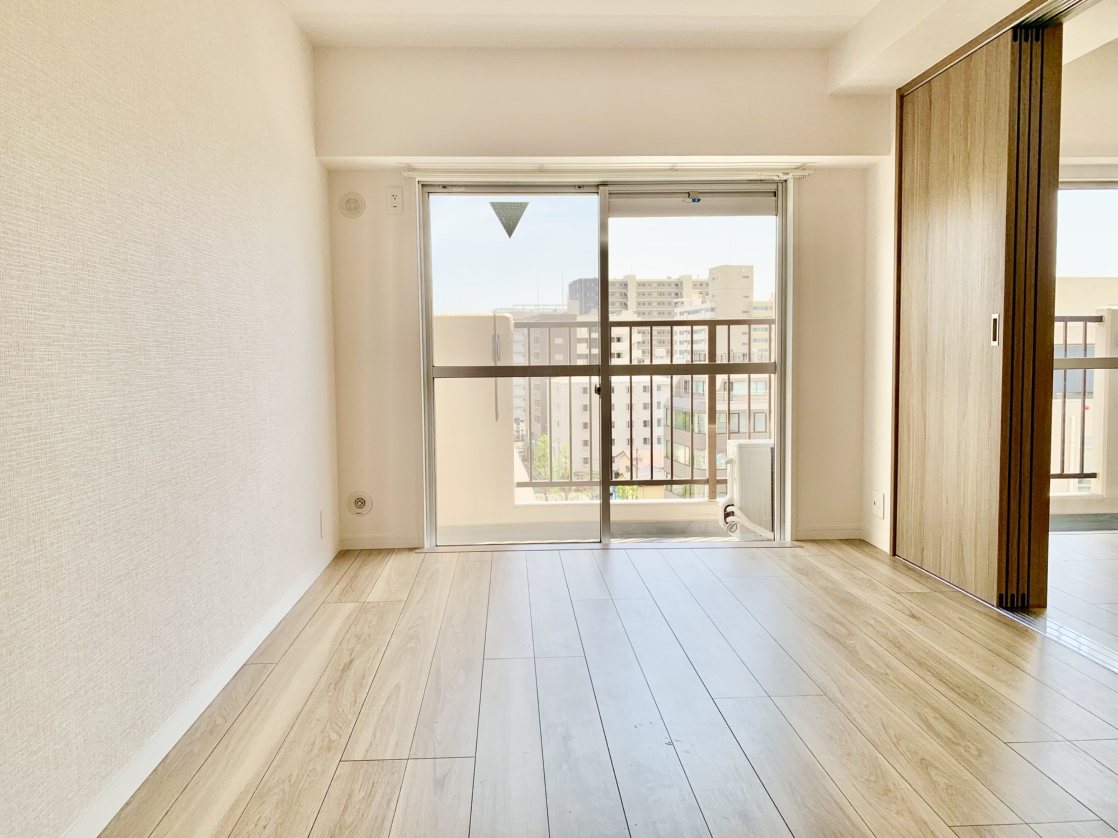 【洋室/約6帖】隣接するリビングとの引き戸を開放することでより広々とした空間に。お子様のプレイルームやお昼寝スペースにもおすすめ。来客時は戸を閉めて隠すことができます。