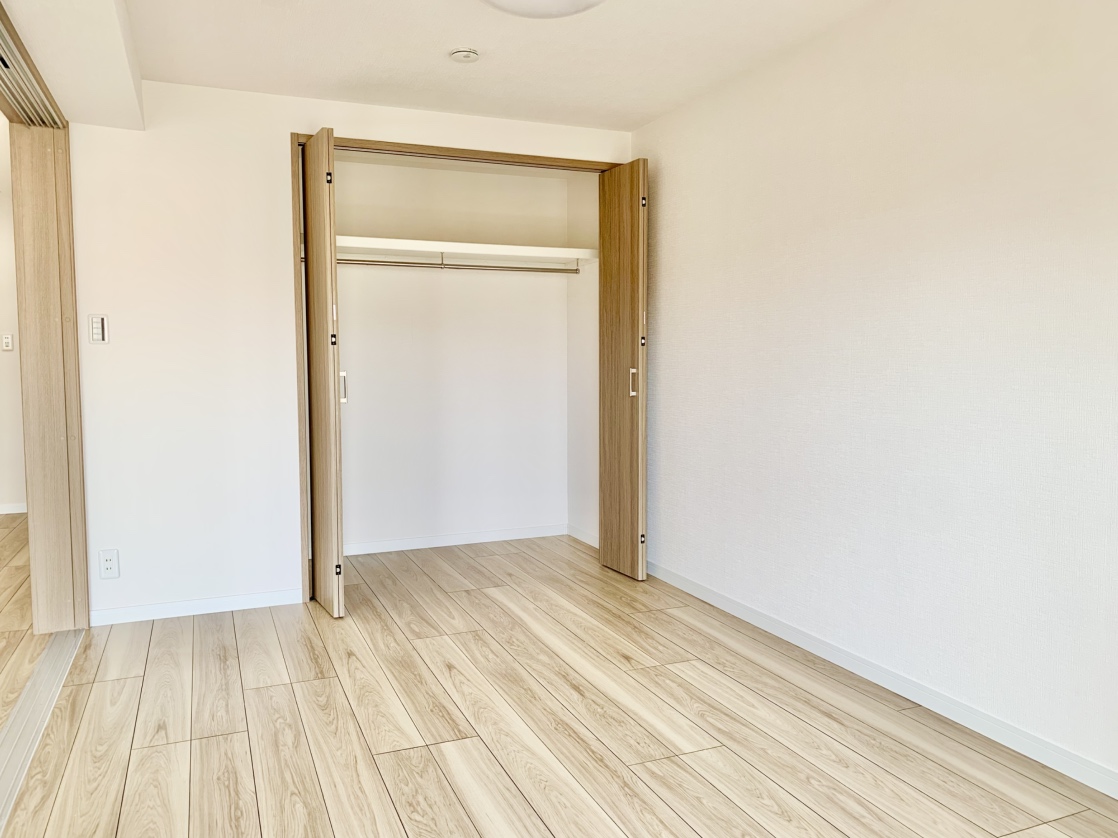 【洋室/約6帖】バルコニーに出入りできる約6帖の洋室は、光と風をたっぷり取り込めるお部屋です。