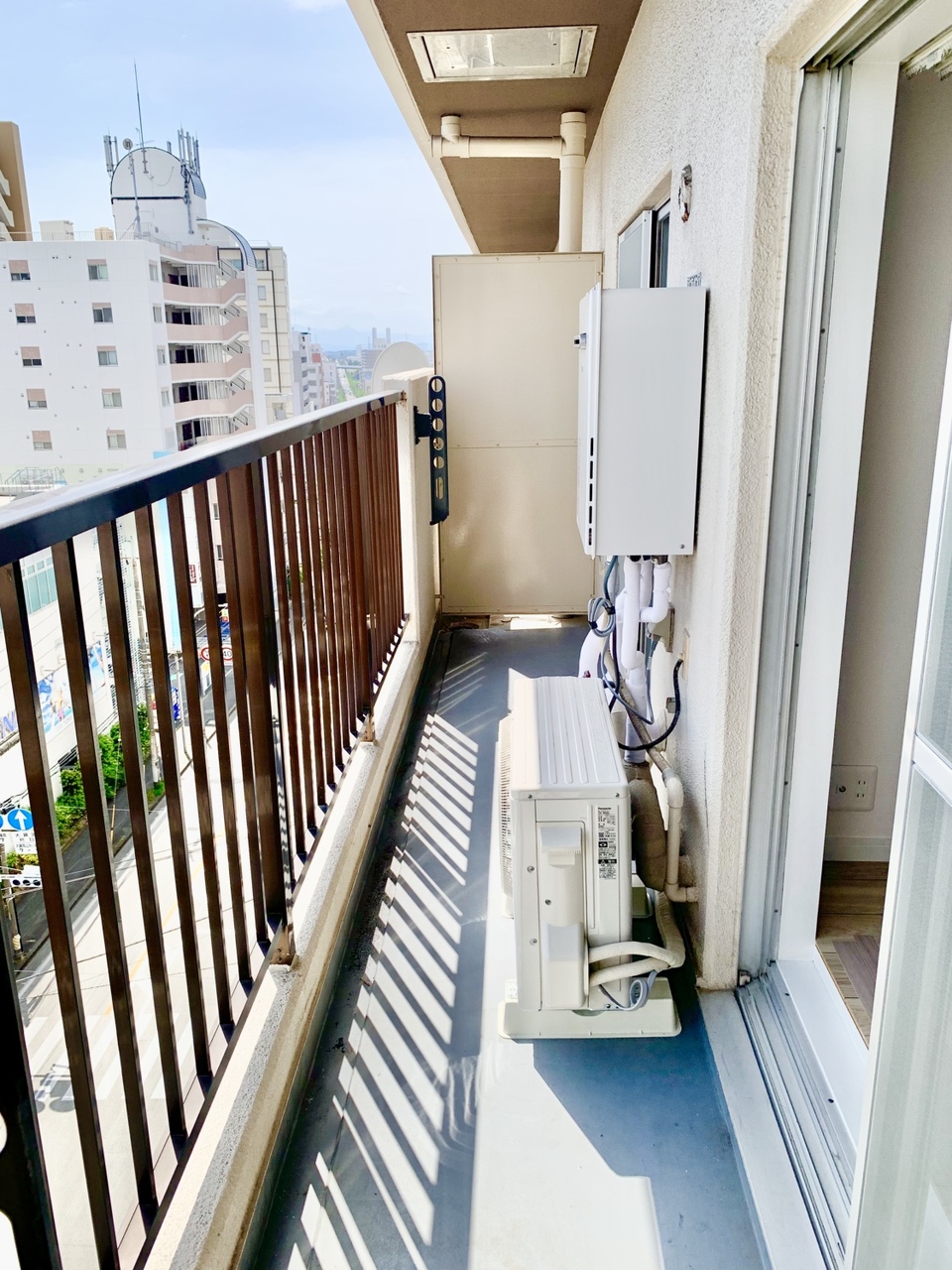 【バルコニー】暖かな自然光が差し込みやすい南東向き。心地よい風も舞い込みそうです。