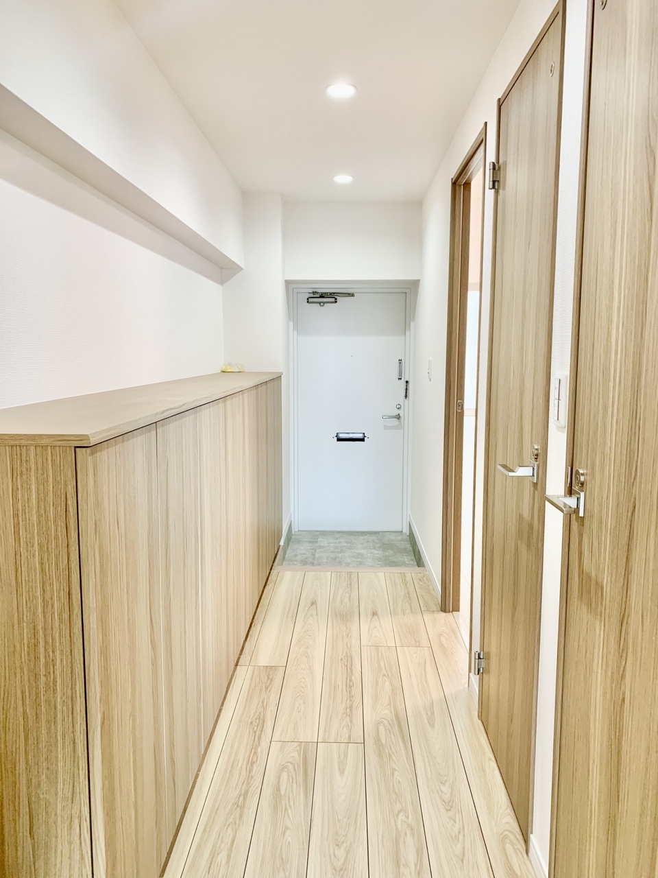 【玄関】飾り棚としても使用できる玄関収納が設けられています。ご家族のお履き物をすっきりと仕舞うことができます。