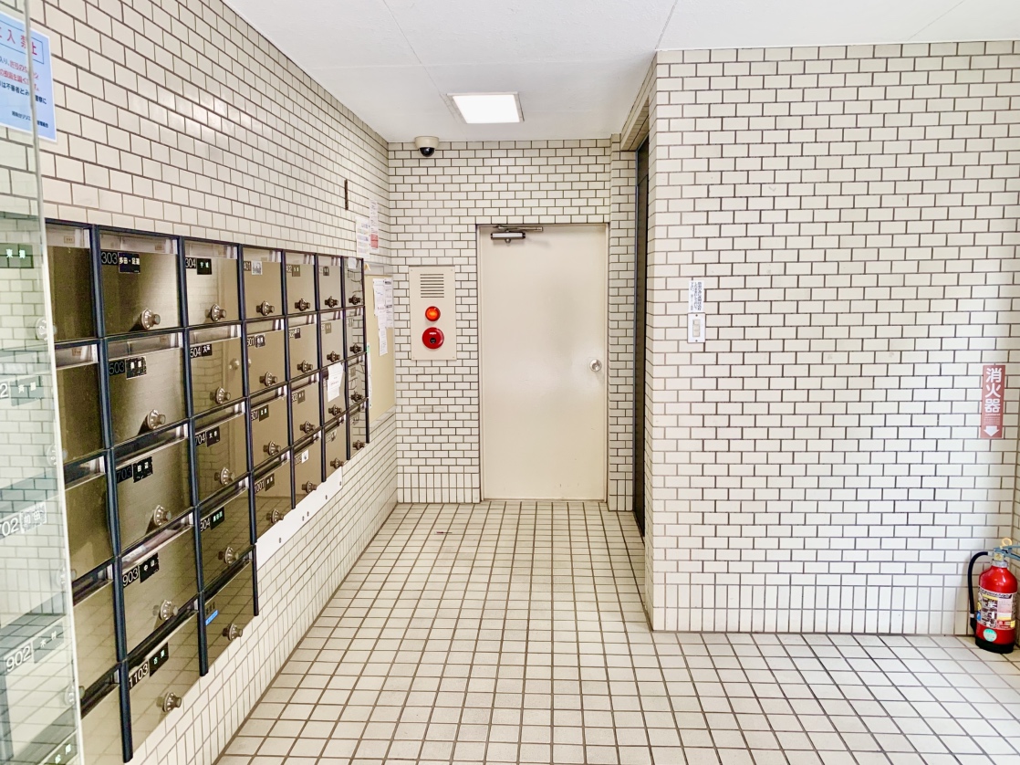 【共用部】マンション共用部にダイヤル式のメールボックス・宅配ボックスが設置されています。お出かけ前や帰宅時に配達物の確認がしやすいです。